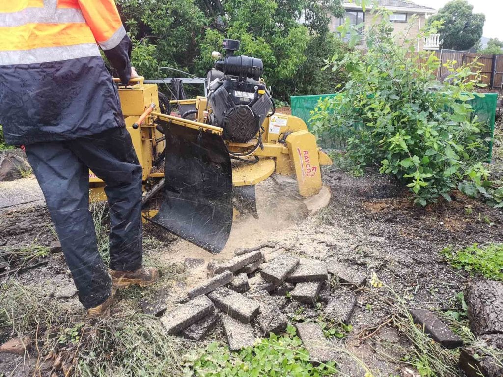 How does a stump grinder work?
